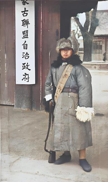 蒙疆联合自治政府大楼正面入口以及守卫