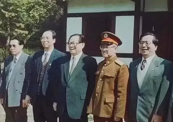#春日生活打卡季#
这是拍摄于一九九五年三月二十一日的一张珍贵老照片，画面中的背