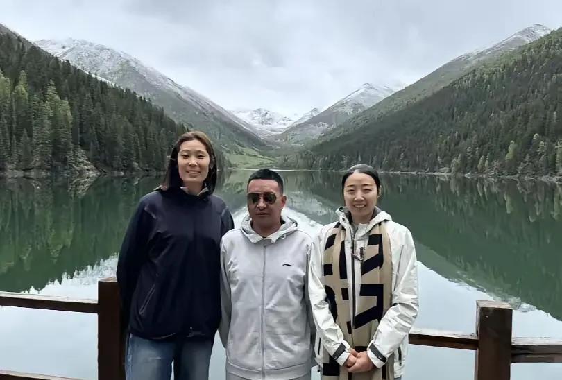 朱婷姚迪同游阿坝情人海、毛日古堡，未带上被保送浙大的妹妹朱佳荟。根据该民宿老板透