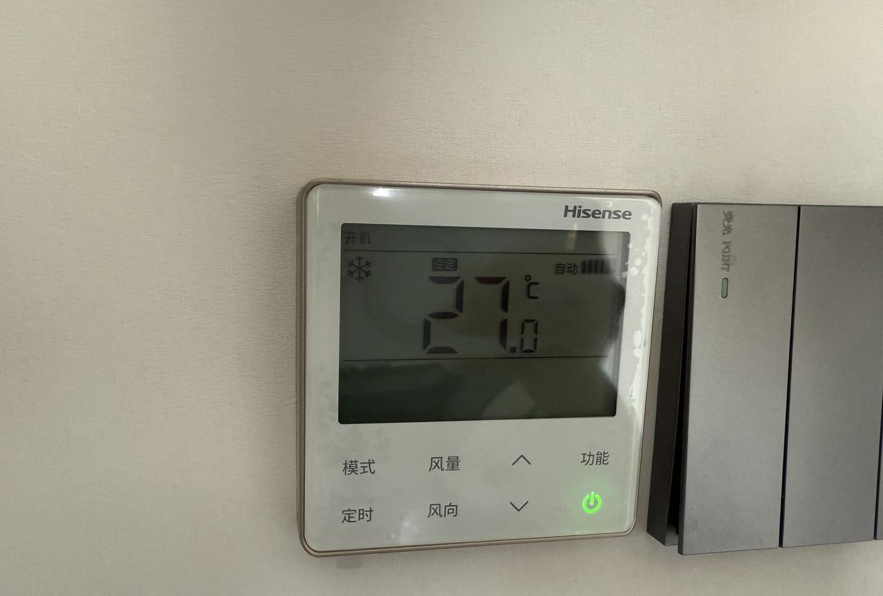家里的中央空调面板设定到27度，室内温度计显示21度左右，App里的温度显示29