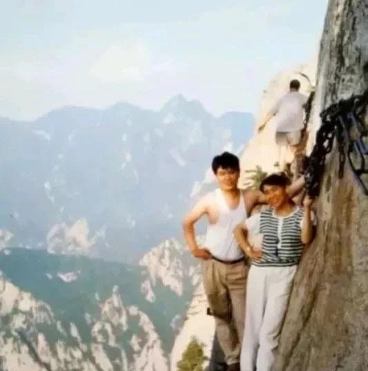 三十年前，人们是这样登华山的！如今，你敢吗。 
