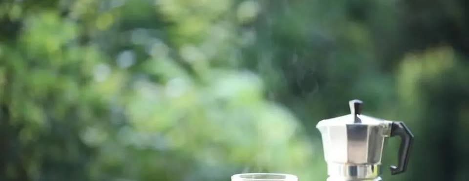 看得泪目了。
一位网友说，他奶奶走的早。他家邻居70岁的老头，每次打牌回来进门