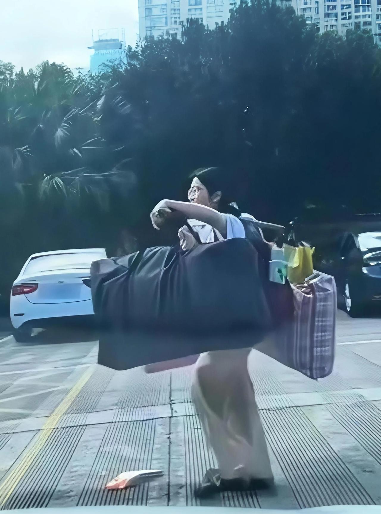 朴实而自信的女孩。