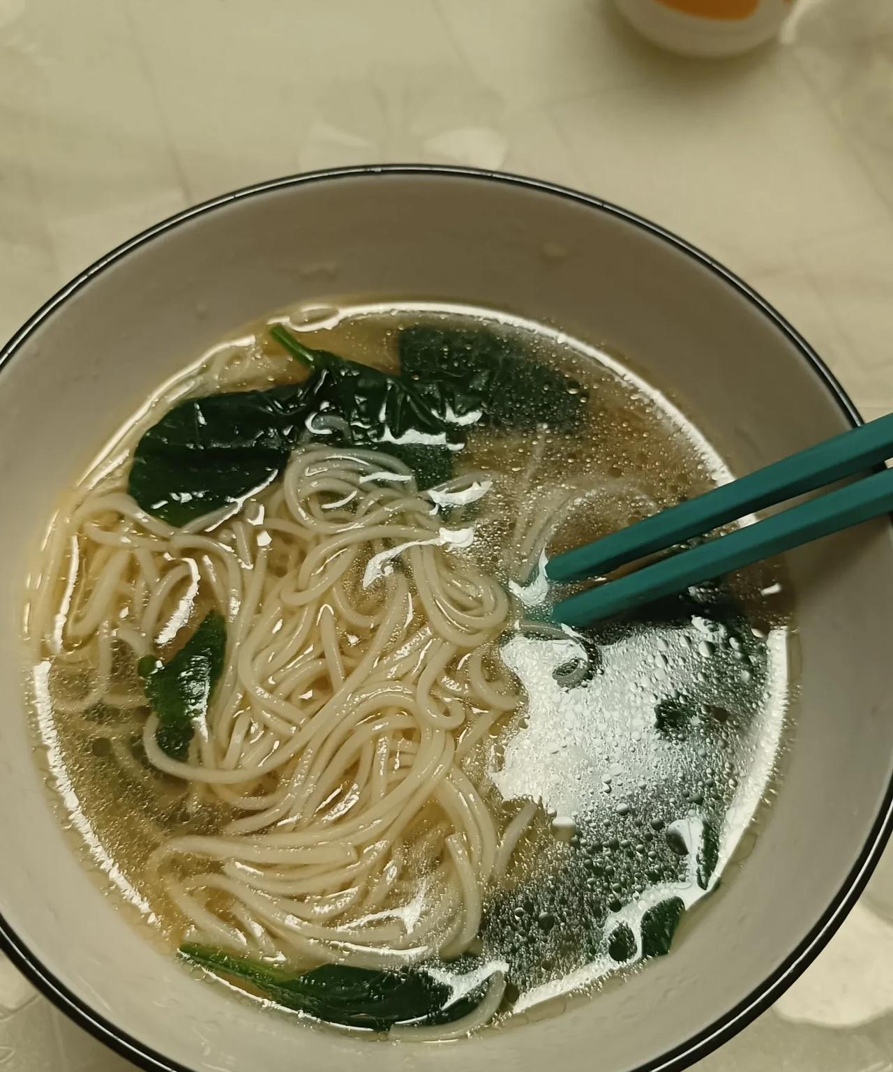 现在的90后00后才是摒弃封建残余思想的先锋！
80后应该是开拓者，夹在中间左右