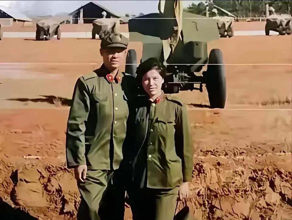 这是1987年两山战役前，王镇疆夫妇的合影照。
照片中夫妻两人都身着军装，王镇疆