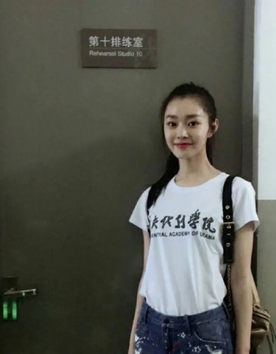 大学时代的宋轶真是魅力非凡！
她长相清纯，身材纤细，皮肤白到发光，是当之无愧的班
