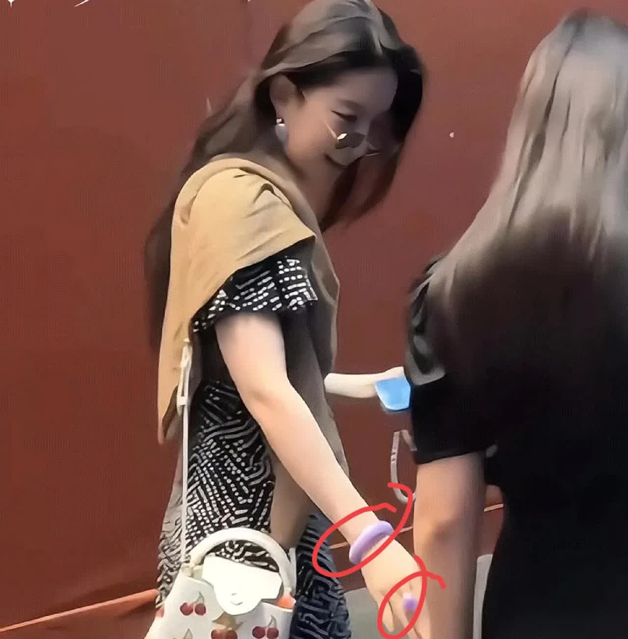 刘亦菲被夸美，我不意外，

被网友偶遇，我也不意外，

最让我惊掉下巴的
