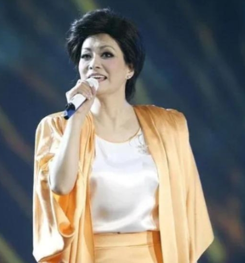 2021年，毛阿敏富商丈夫突然去世后，有人问她，“考虑过再嫁吗？”但毛阿敏坚定地