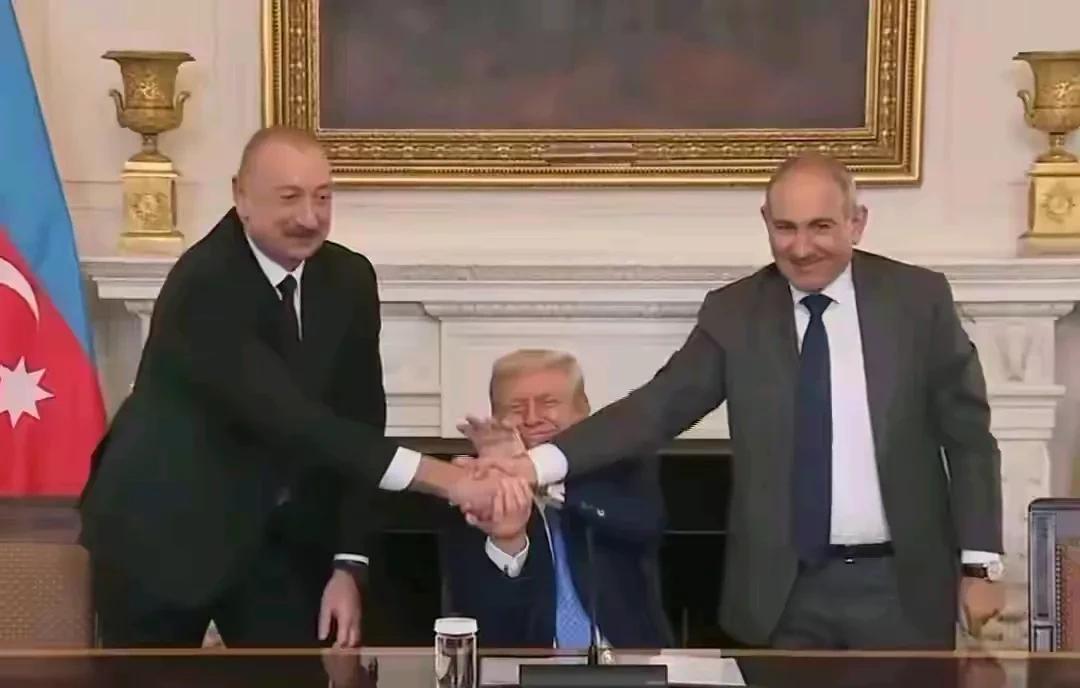 这一幕又在白宫上演，阿塞拜疆总统与亚美尼亚总理在特朗普的劝解下熄火停战，在签署完