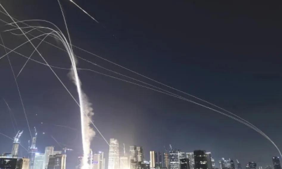 15日也门反政府武装胡塞宣布加入伊朗攻击以色列的队列。中东的火药桶终于全面点燃了