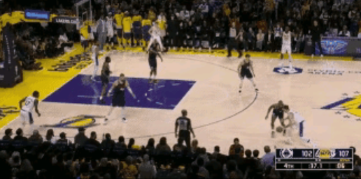 在今天进行的湖人和快船的比赛中，发生了让人泪目的一幕。当时比赛进行到了第四节的最