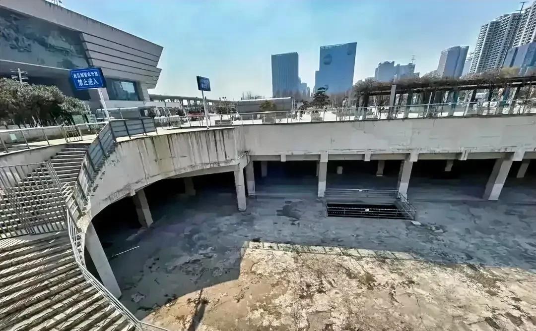 你以为胖东来选这个鸟不拉屎的地是被坑了？
你要是来过郑州你就知道了！
这块地周围