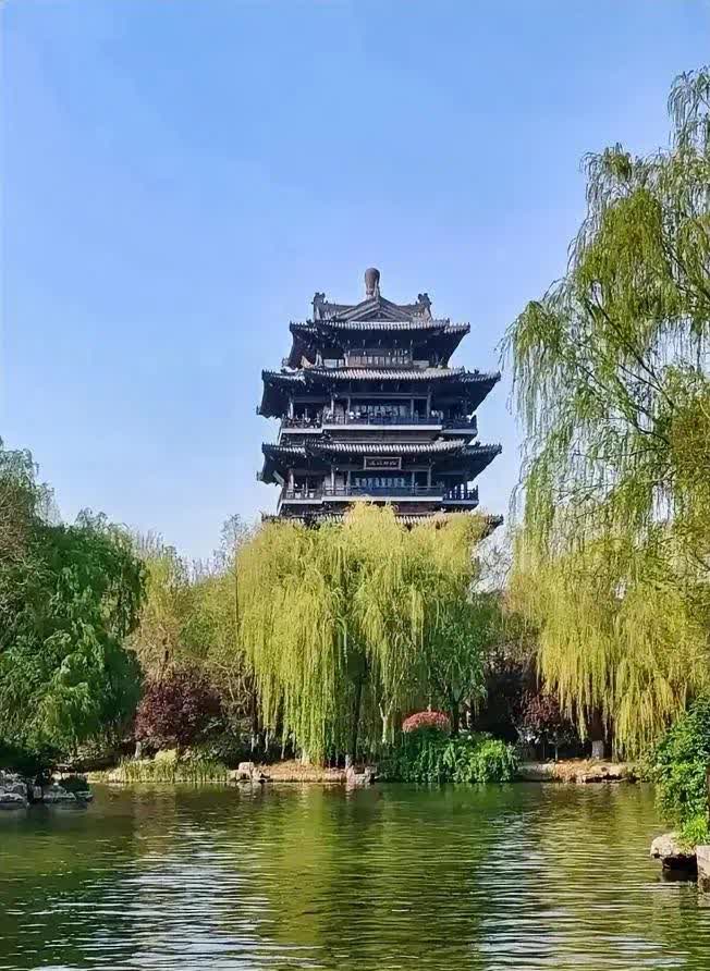在大明湖住的时候，带孩子出去玩，碰到一个老太太，苦口婆心的对我说：好好陪孩子玩玩