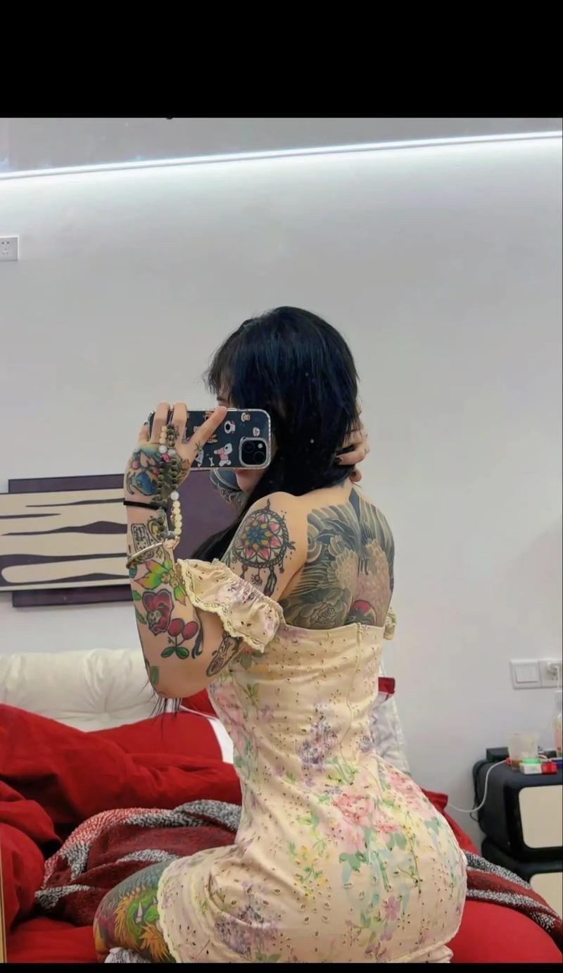 纹身的女人不一定都是坏女人
但好女人绝不纹身。