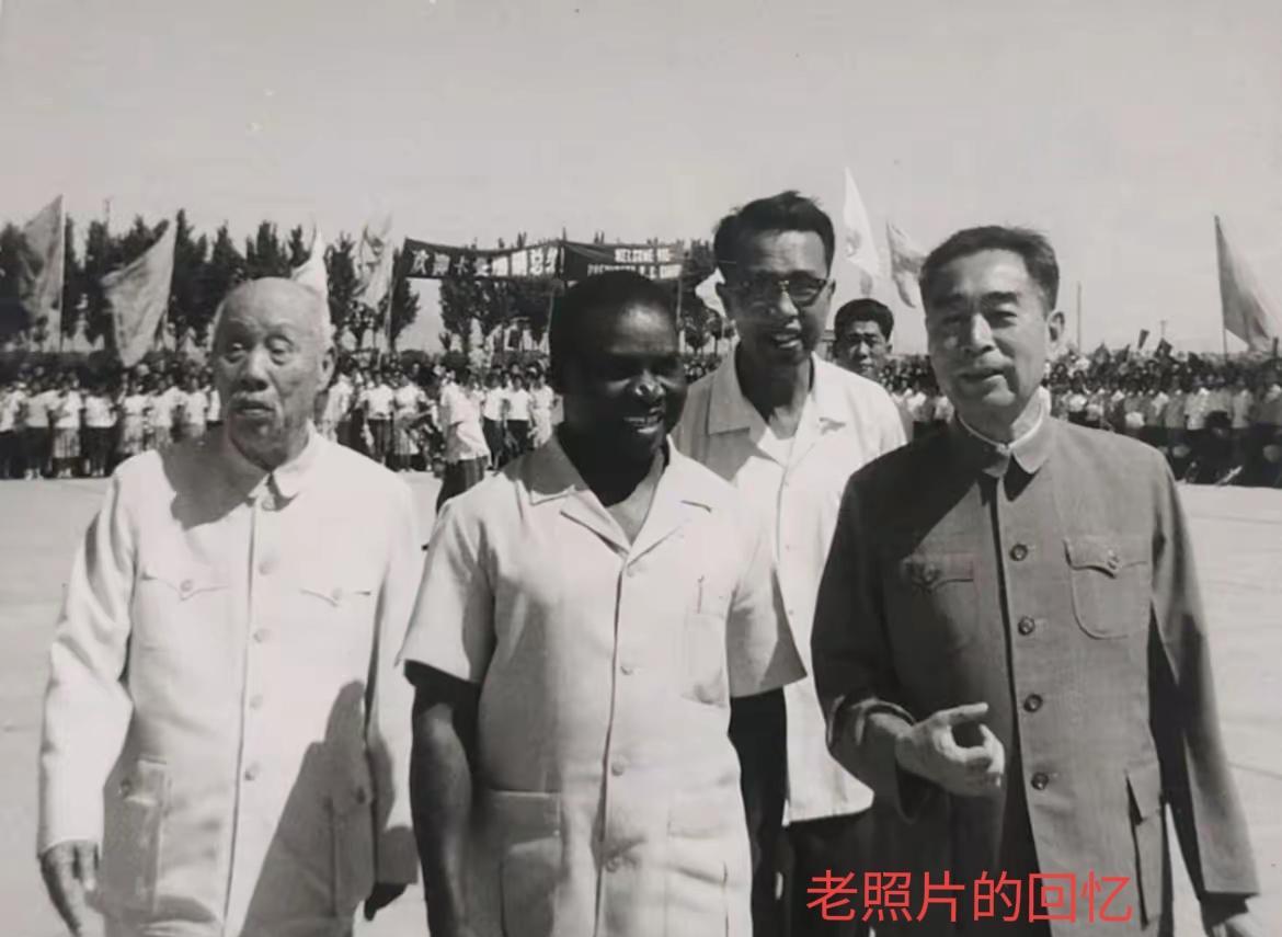 珍藏版老照片。
1966年8月19日，董必武，周恩来等在北京机场迎接赞比亚副总统