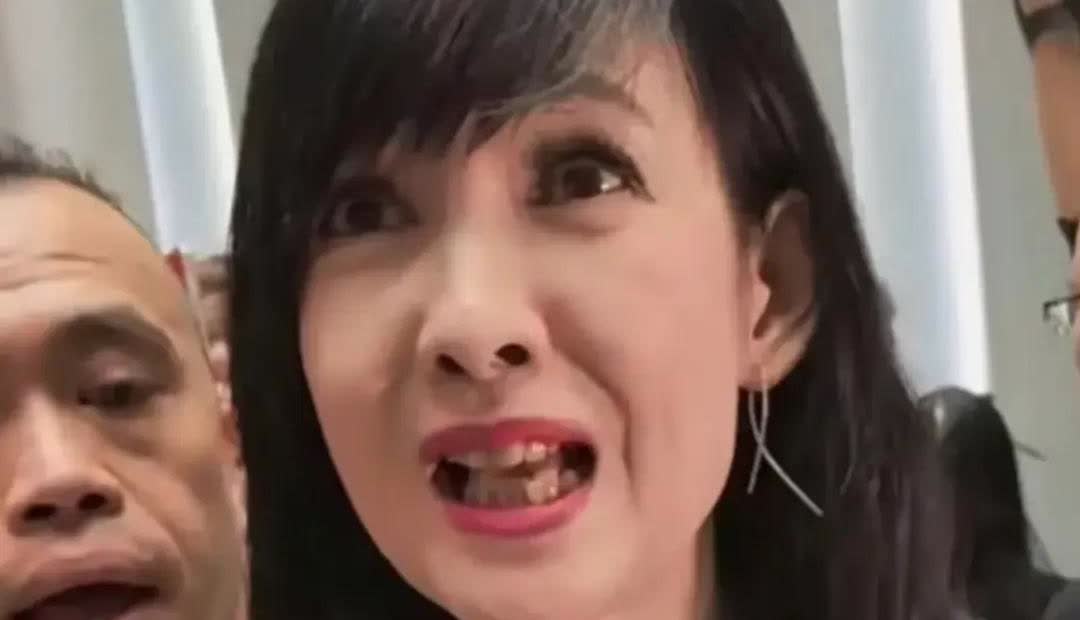 看到这一口乱七八糟的的大黄牙，才意识到，她是真的老了。昔日女 神，虽然一如既往的