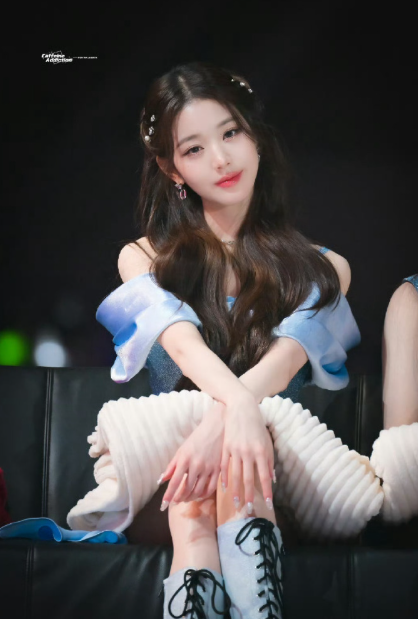 一眼就被张元英狠狠拿捏啦！ 一袭黑裙的她，美得如同暗夜玫瑰，优雅又迷人，每一个眼