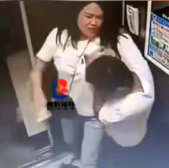 这电梯的男士就不能控制一下，胆子太大了！

这种身段的也敢下手，对打都占不到