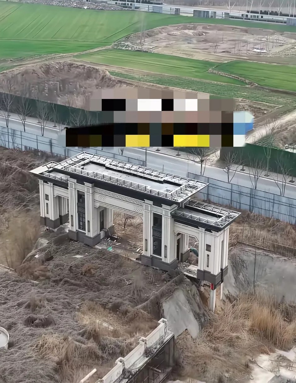 看不懂！这地方建个这么漂亮的大门给谁看呀？