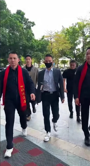 大家发现没？谢浩男是众多寻亲家庭中孩子最特别的一个，
别的孩子回家的时候都是懵的