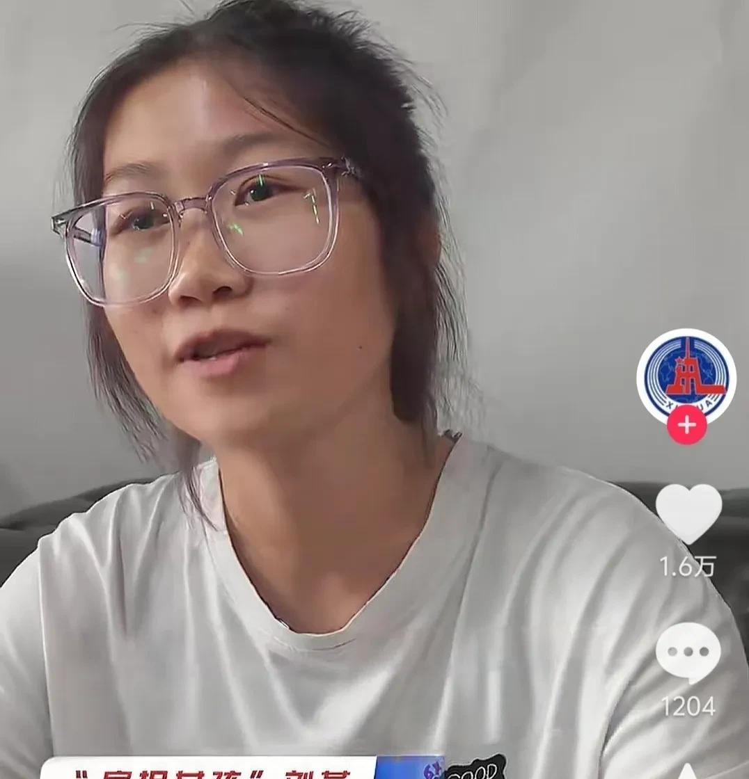 “扁担女孩”再上新华社新闻！一句话让人刮目相看。
在前段时间因被路人拍摄到用扁担