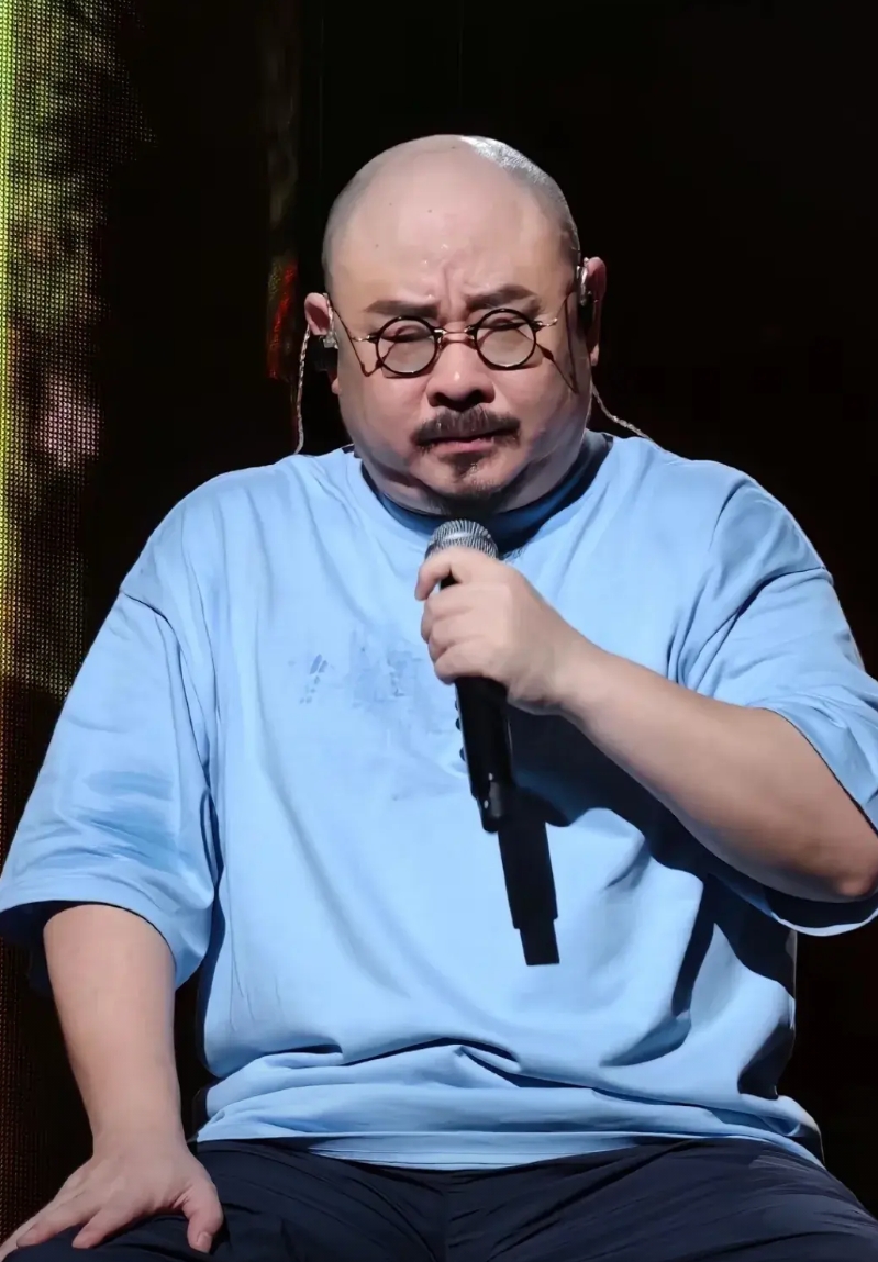 你发现了吗？

刀郎坐在演唱会台上，这仪态，越来越像是一尊佛了。悲天悯人，曲诉天