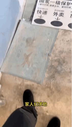 上联：无权无势无老婆
下联：无儿无女无负担
横批：_________？