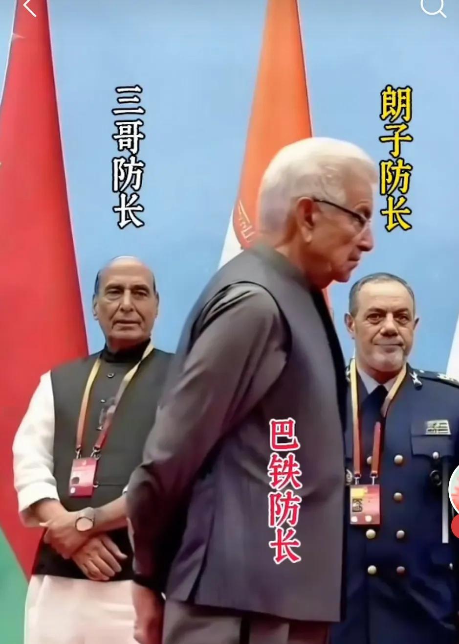 自从巴铁赢了，走路都不同了。还是歼10厉害。印防长现在正怎么想？[笑哭]