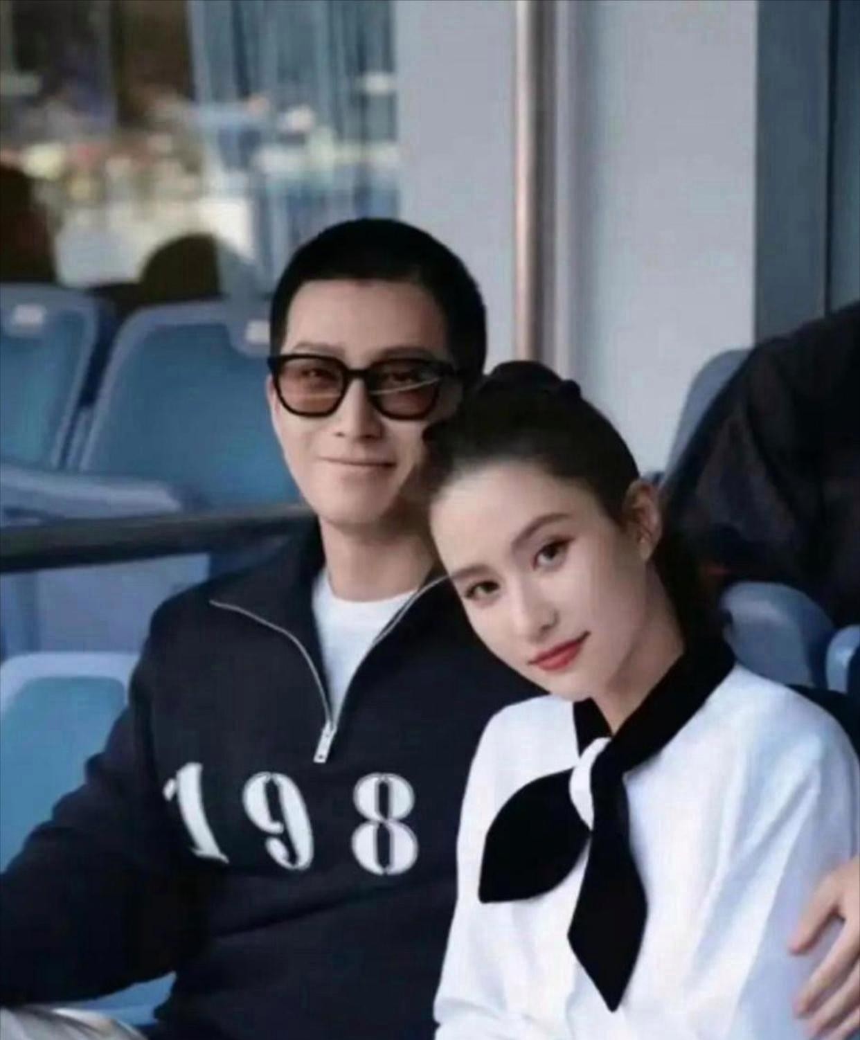 被爆已经离婚，窦骁向何超莲索要8000万，何超莲没答应，俩人早就分居了。窦骁当初