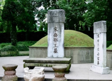 1142年，岳飞在临安大理寺监狱，被两根大铁棒夹碎胸膛而死。死后无人收尸，一个叫