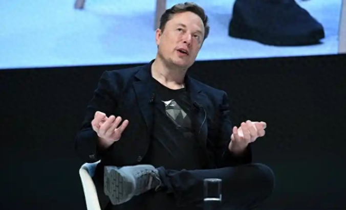 马斯克发文了，说解决乌克兰冲突的关键，可能是制裁乌克兰最大的寡头。这言论挺新鲜，