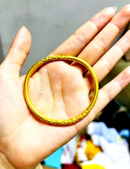 我现在被金镯子搞到失眠！

去年450一克咬牙入手，戴久了越看越嫌弃。

好不容