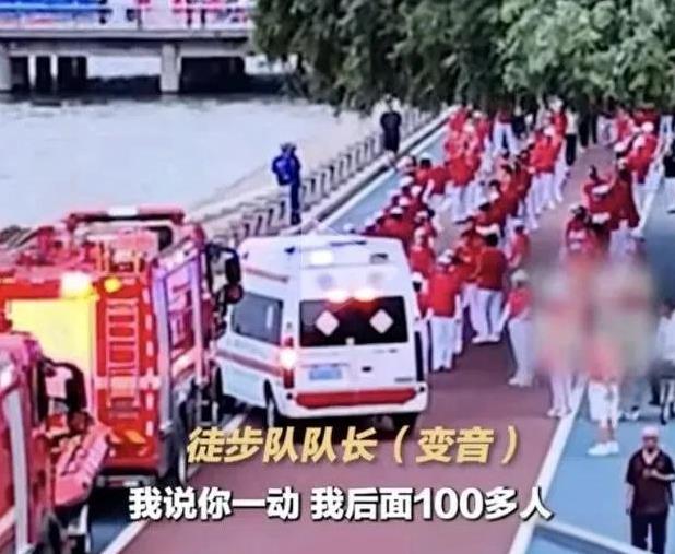暴走团的队长还敢发声回应，
她好像没觉得自己有错，还说为了队员安全，简直是越描越