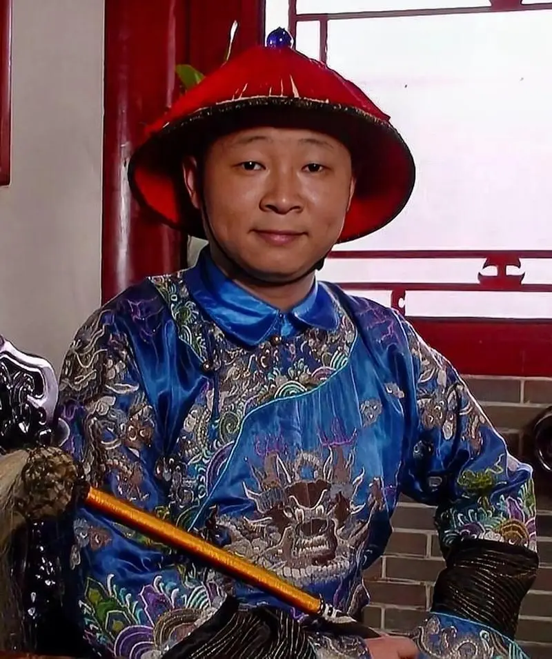 有次主持人去问赵亮:“你当年可是跟张国立一起演戏的，现在怎么去养鸡了？”赵亮说: