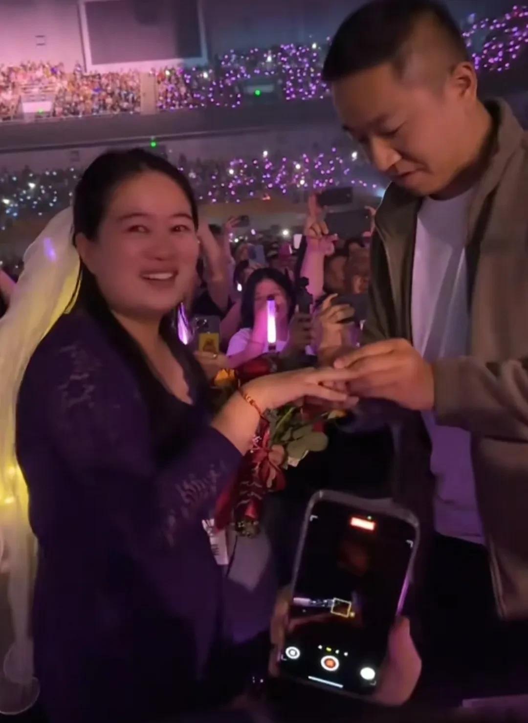 好浪漫！情侣在刀郎演唱会上求婚，刀哥亲自送祝福！
刀郎演唱会总有惊喜，这不，南昌