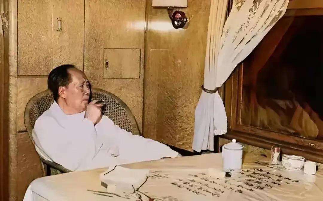 在飞驰的专列上，一张照片定格了毛主席为国事操劳的瞬间。桌上堆满文件，那是新中国发