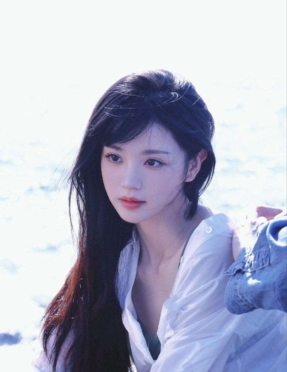 田曦薇那撮不听话的刘海又被风吹得乱飞，粉丝们早习惯了这姐的随性劲儿。有人觉得这种