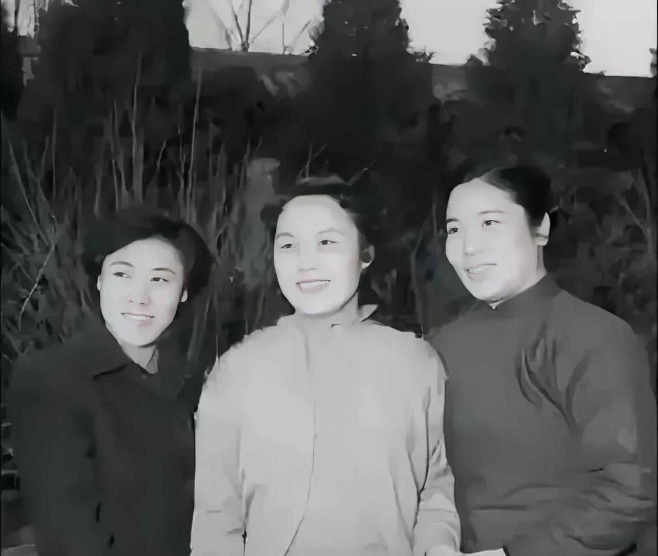 仔细看，如果能把这三位都认出来的，估计只有50、60后了。
左边是王玉梅，右边的