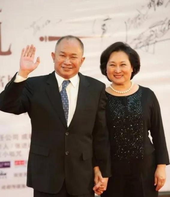 2012年，著名导演吴宇森确诊淋巴癌中期，变卖了北京的房产去美国治病；2020年