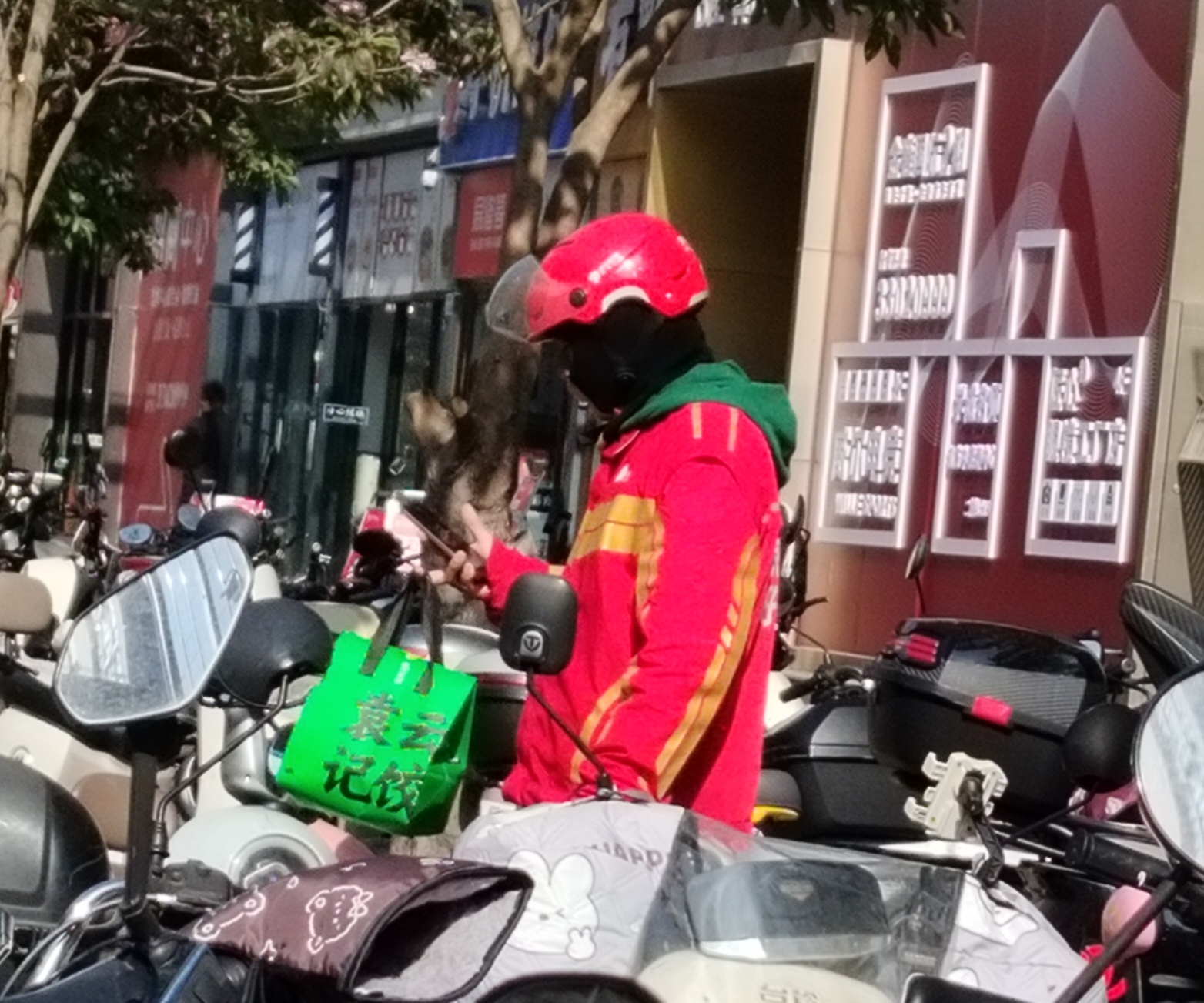 我感觉跑外卖会上瘾，只要有单，只要单价还可以，即使饿着肚子咕咕叫，也不愿意停下来