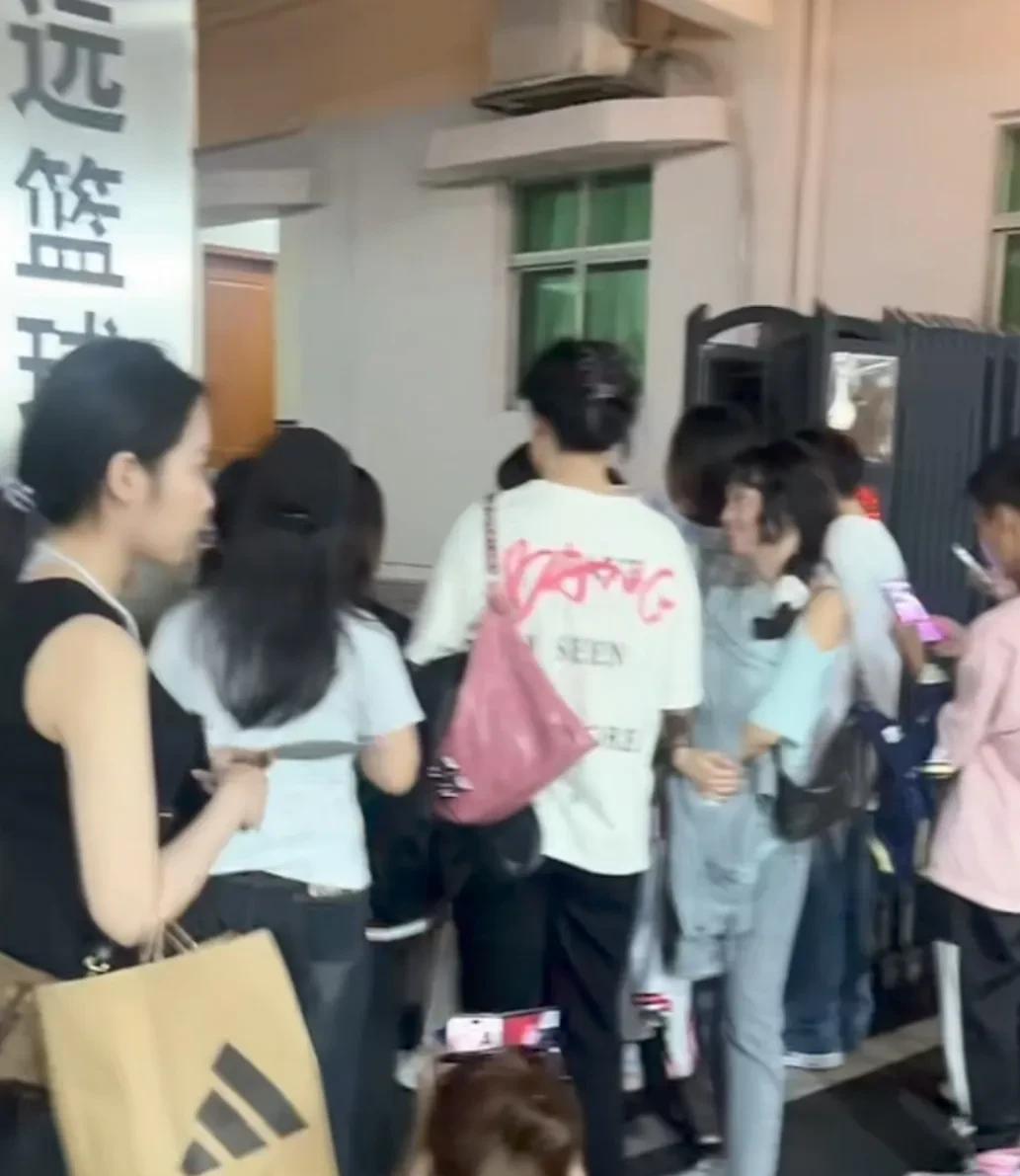 今晚广东大胜四川，賽后仍有大批球迷聚集在俱乐部门口！
今晚广东队以101-73