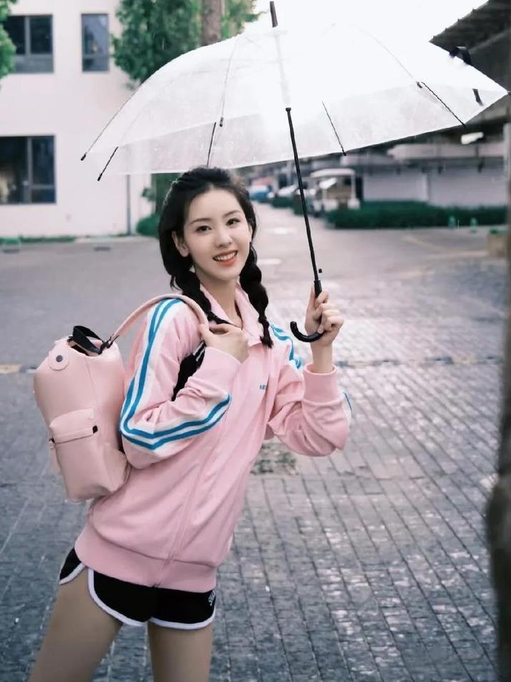 陈都灵甜美少女雨中漫步，确定不是18岁吗？
陈都灵这套私服造型绝了，粉色侧条纹外