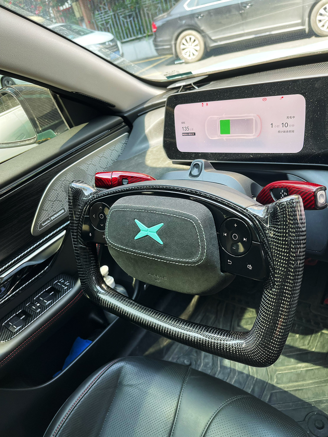 小鹏p7，改装小成，还未到天花板
改装设计：
1.七彩镭射蒂芙尼改色车身膜
2.