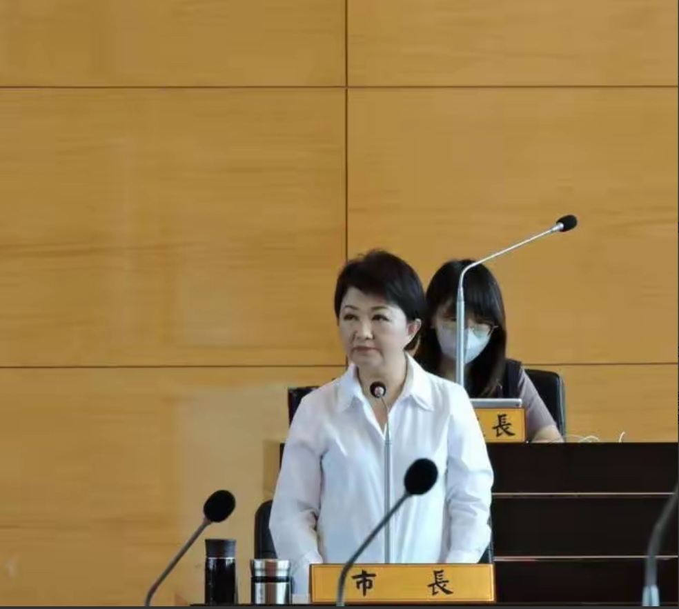 台湾政坛这出戏又高能开演！台中市议会刚开场，卢秀燕因为市政补助款卡脖子，直接放狠