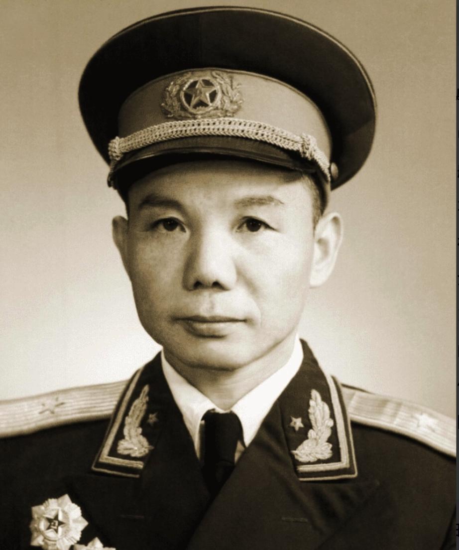 1954年，12军政委李震升职，军长肖永银特意摆酒给他送行。酒宴上，肖永银突然对