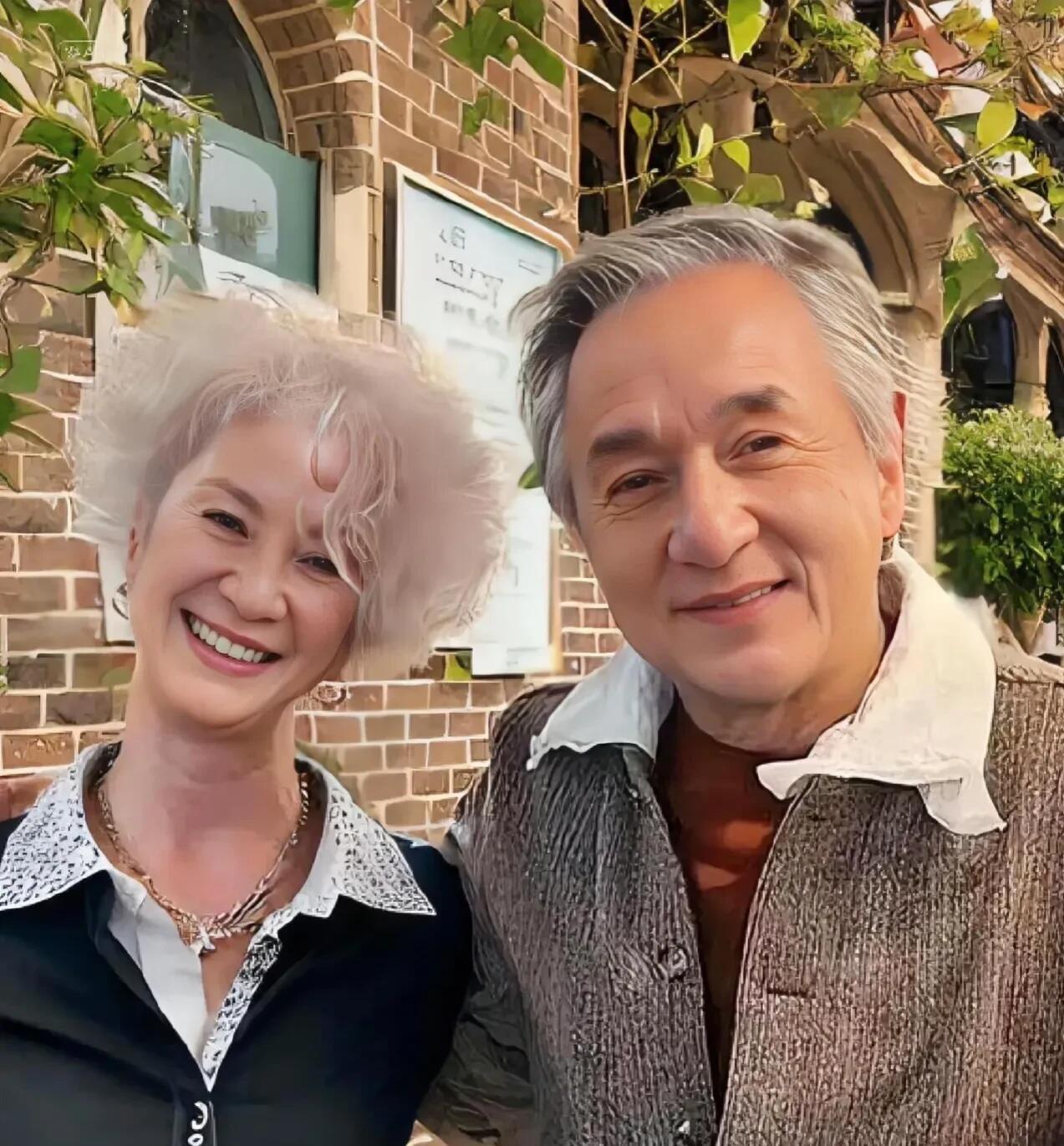 一晃眼，这些明星们都成为白发苍苍的大爷大妈了，右边男的是国际巨星成龙，他年轻时候