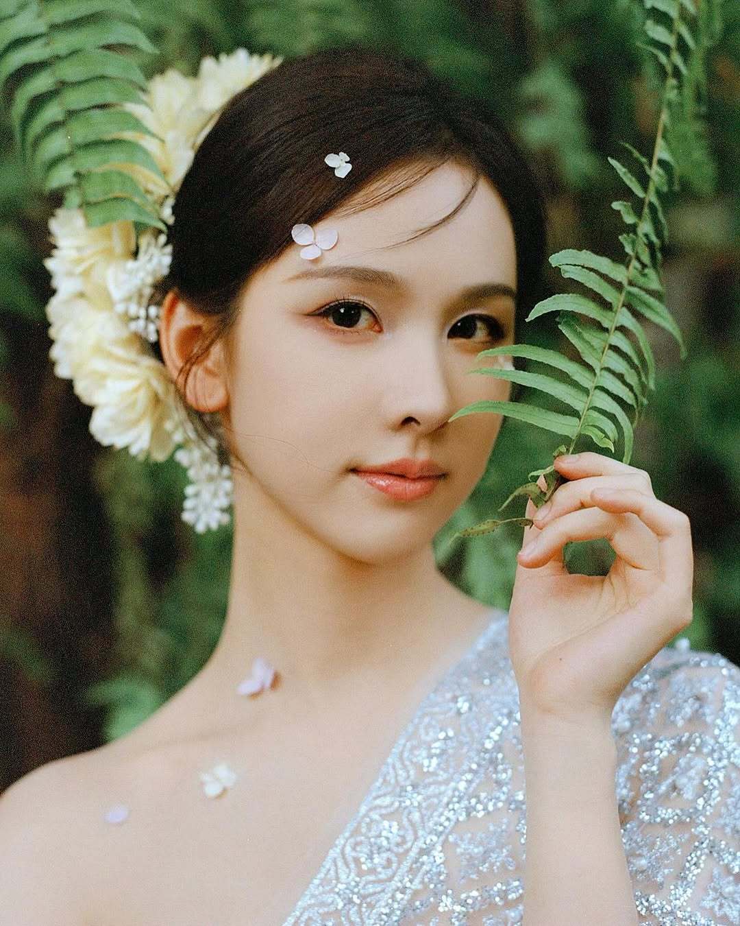救命！和闺蜜刷到这组图直接集体尖叫 —— 金色抹胸把腰线勒成蚂蚁腰，浅紫纱笼裙裹