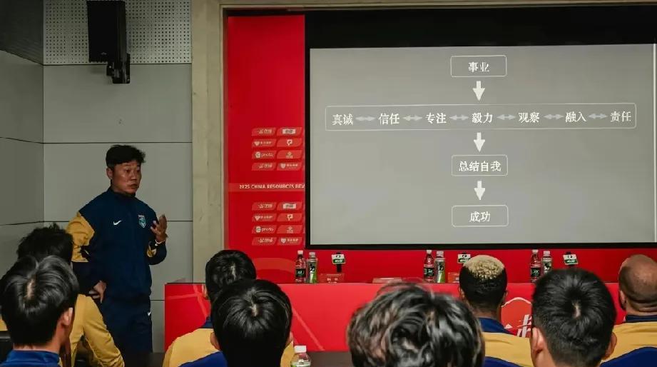江苏名宿该出手了
支云主教练下课了，球队暂由陆博飞接任代理主教练带队剩下的中甲联