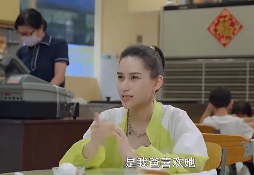 何超莲说 :  我妈妈只是个家啊庭主妇，没有事业心，真的只是一个家庭主。

当护