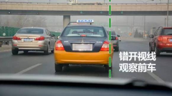 老司机开车总爱"歪"？揭秘横向错位跟车的隐藏技巧